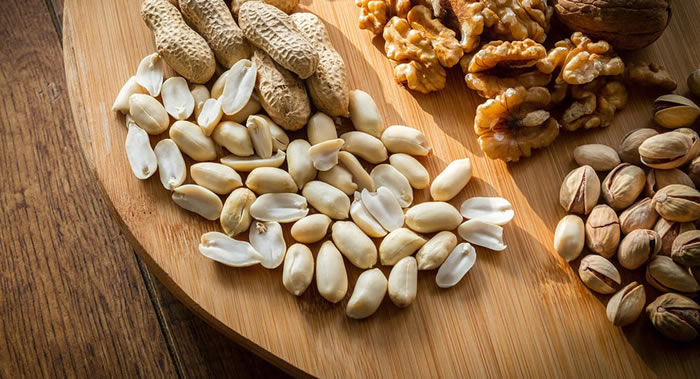 医生建议每天吃的坚果不要超过50克 否则容易患上肠梗阻