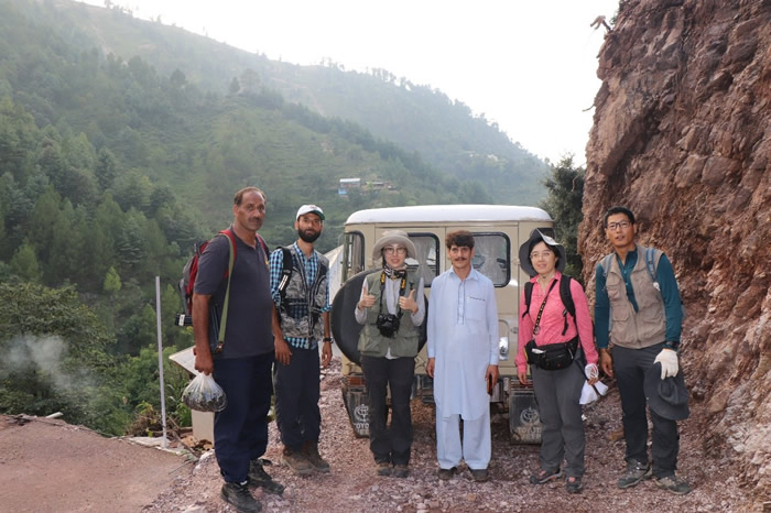 科考队员在巴基斯坦Abbottabad地区考察寒武纪地层