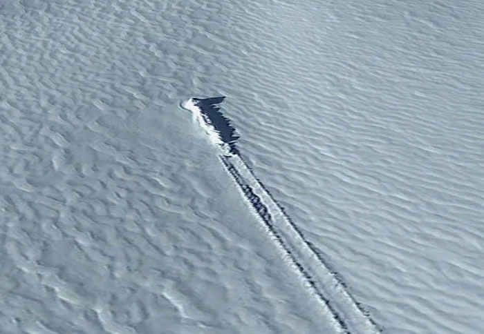 Google地球在南极洲发现UFO跑道?网友称是不明飞行物坠机现场