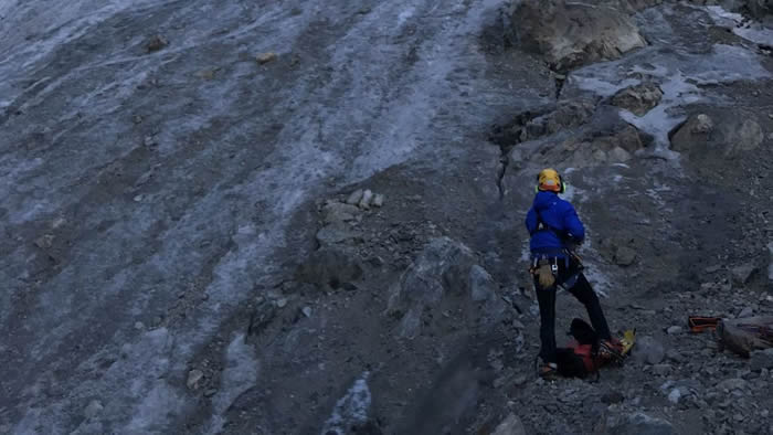 阿尔卑斯山脉冰川融化 43年前失踪的登山客尸体出露