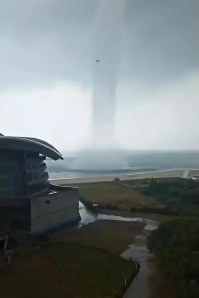 9月17日上午广西北海银滩附近海域出现“龙吸水”奇观