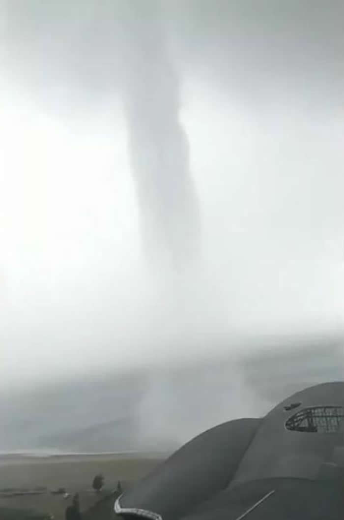 9月17日上午广西北海银滩附近海域出现“龙吸水”奇观