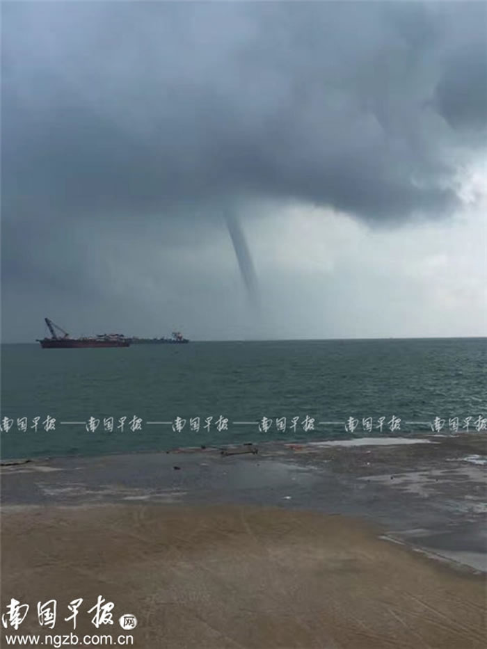 2017年北海海面也曾出现“龙吸水” 参天水柱被卷起连通海天