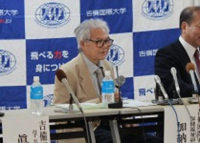 加纳良男教授在校园内的记者会宣布发现新基因。