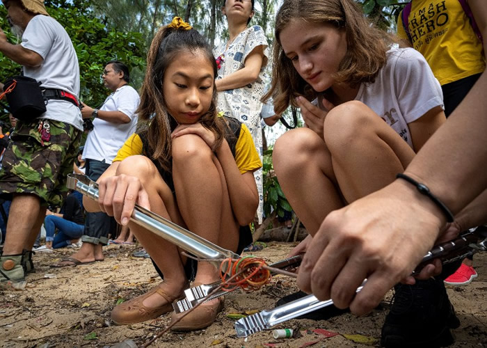 洛凌(左)认为孩子应自觉行动为环保出力。