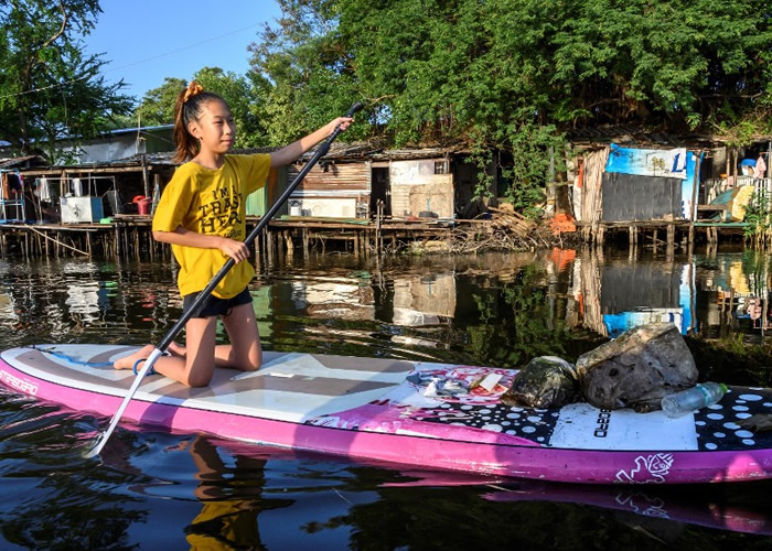 洛凌有时会为清理垃圾而逃课。