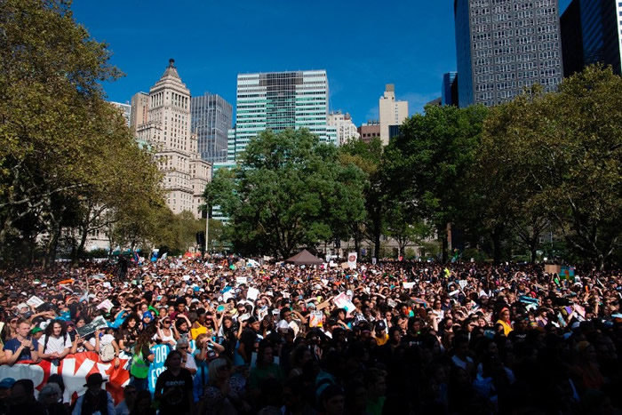 美国纽约:大批民众响应罢工,上街集会。