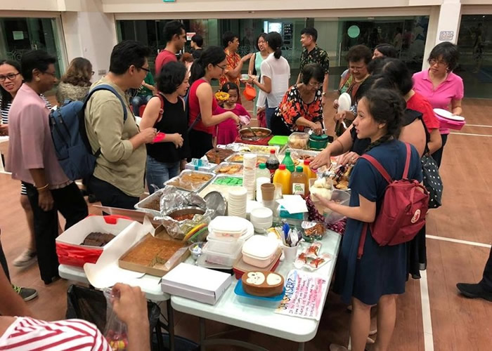 参与者不时分享美食,建立更紧密关系。