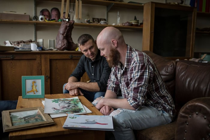 舒瓦尼埃(左)与拉德马赫尔(右)商讨绘画。