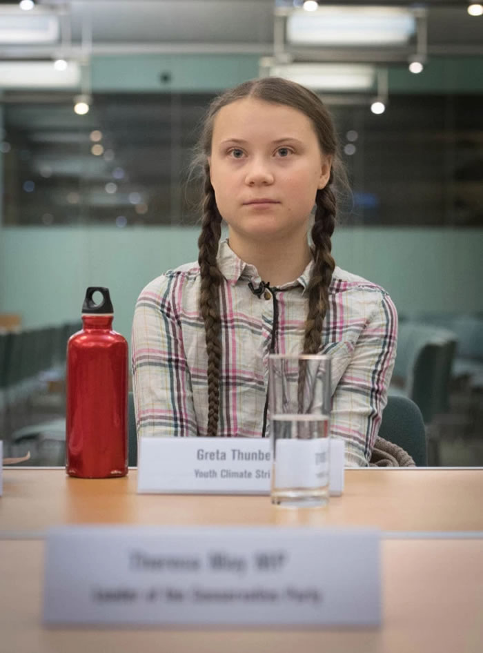 瑞典环保少女格蕾塔?桑伯格人偶在意大利罗马被上吊高架桥