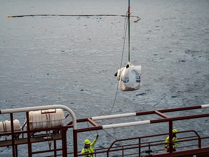 荷兰少年博杨.斯雷特(Boyan Slat)设计“海洋吸尘器”终于成功开始搜集垃圾