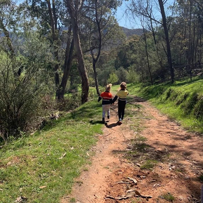 澳洲妈妈拍下孩子背影照 查看照片时惊见剧毒东部拟眼镜蛇