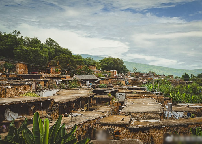 云南红河州石屏县“化石村” 房屋均是用亿年前化石建造