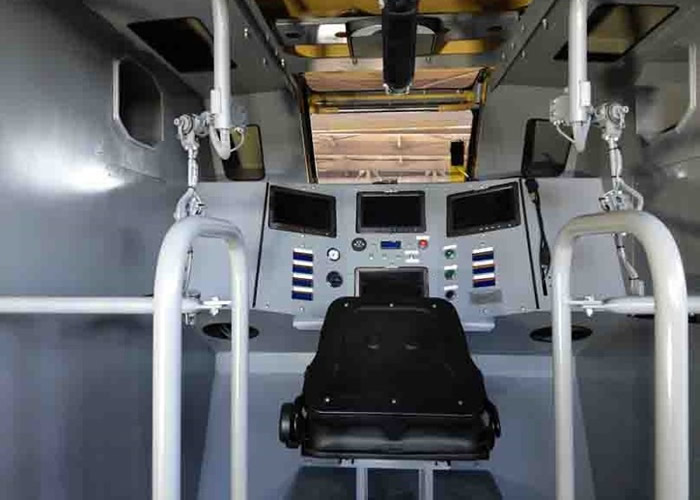 驾驶舱内部与动漫如出一辙。