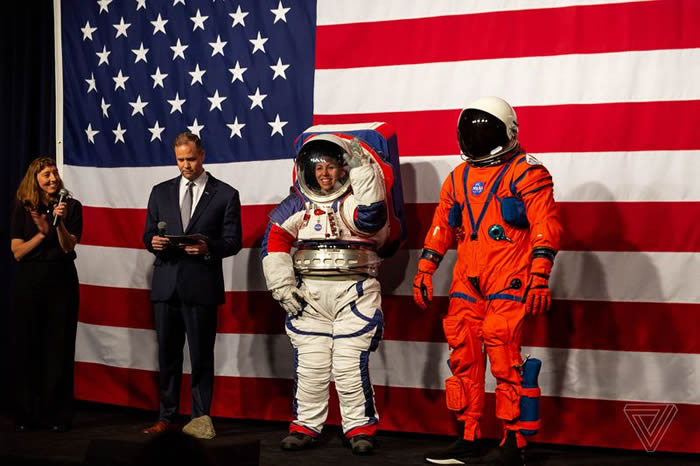NASA公布特别为2024年“月亮女神号”(Artemis)载人探月计划设计的新款宇航服xEMU