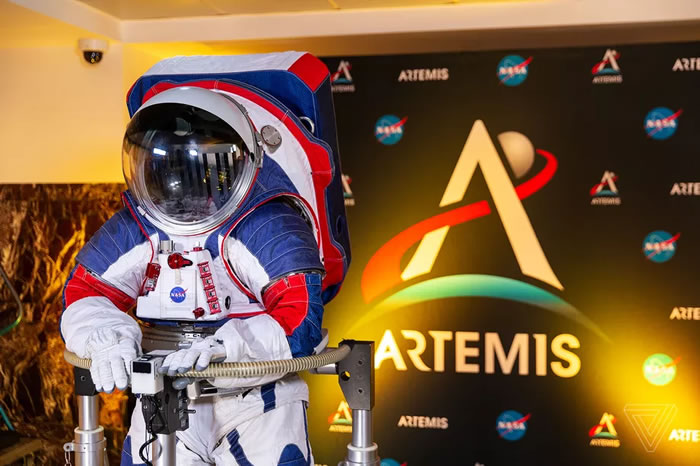 NASA公布特别为2024年“月亮女神号”(Artemis)载人探月计划设计的新款宇航服xEMU