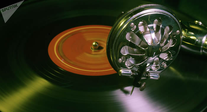 加拿大网红罗宾·哈珀在Prodigal福音摇滚乐队黑胶唱片上发现密码信并成功破解