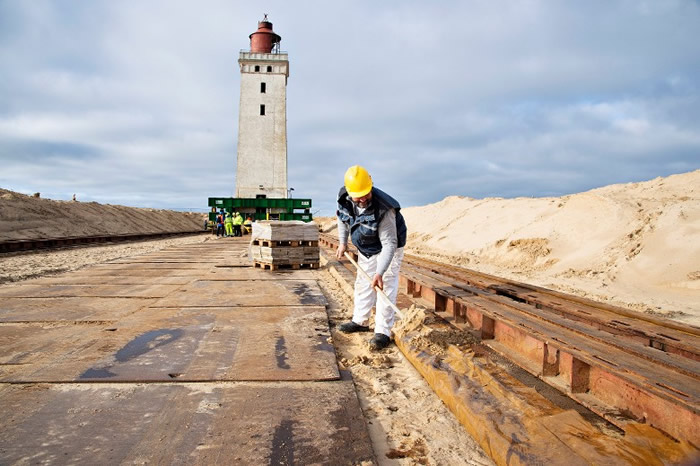 工程人员检查铁轨,作搬移前的最后准备。