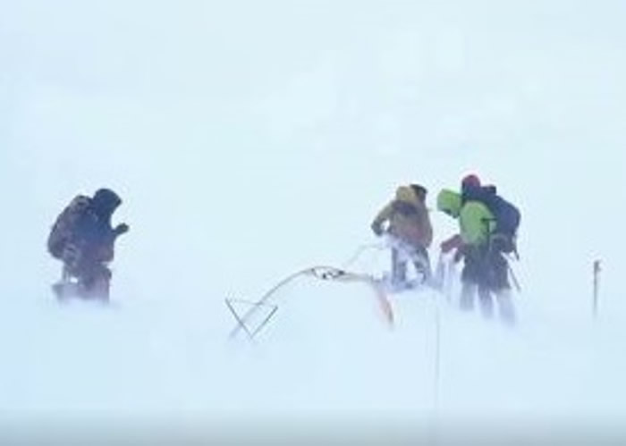 尼泊尔登山家普尔亚(Nirmal Purja)短短7个月时间登上世界上14座最高山峰