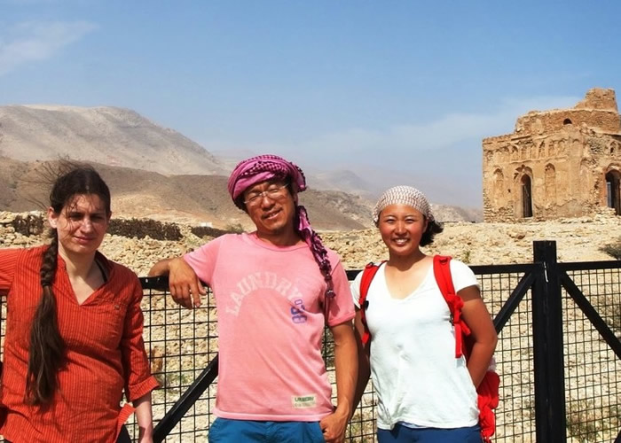 渡边刚(中)与其他学者在阿卡德帝国遗址研究。