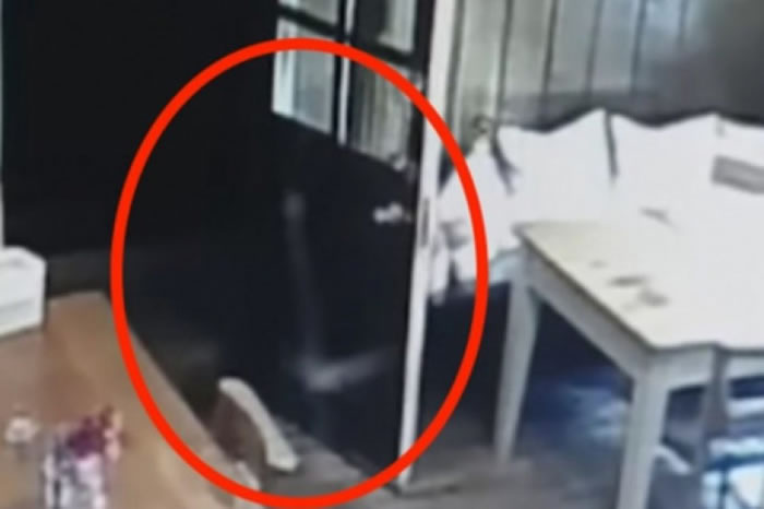 幽灵疑云!英国约克郡酒吧女侍应准备开店时 附近出现疑似小女孩的白影