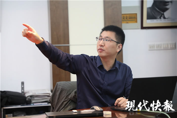 一亿年前“采花大盗”缅甸访花花蚤吃花瞬间被定格 缅甸琥珀中发现有花植物昆虫传粉最早证据