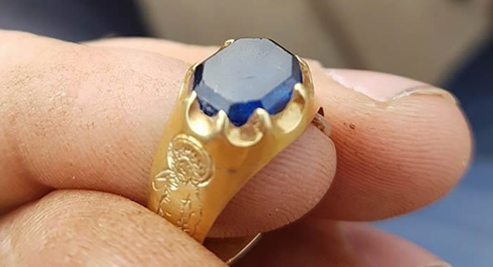 Ӣ��Ѱ�����������������ޱ�����˵�����������ɭ���з�����������������ʯ�Ľ��ָ