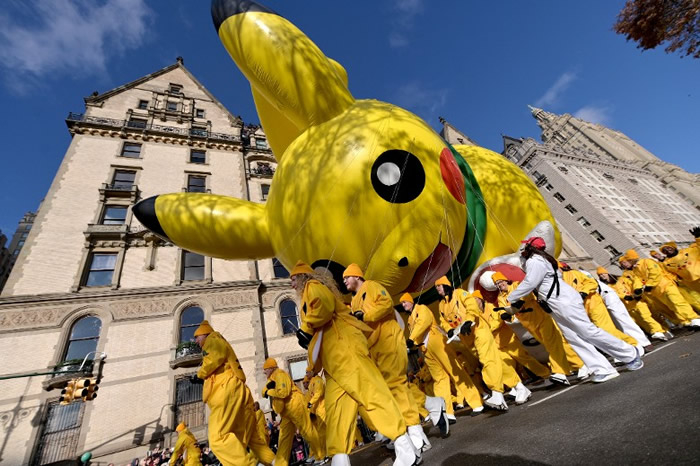 美国纽约市举行年度感恩节巡游 升起多个不同卡通人物造型巨型汽球