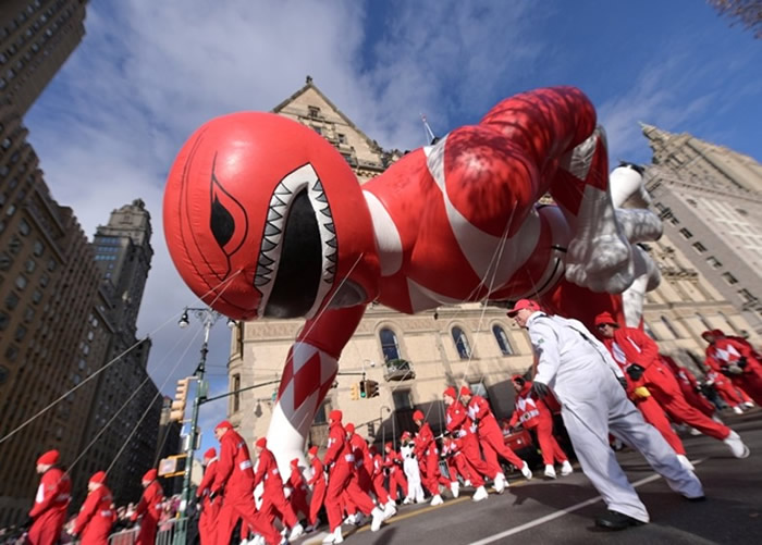 美国纽约市举行年度感恩节巡游 升起多个不同卡通人物造型巨型汽球