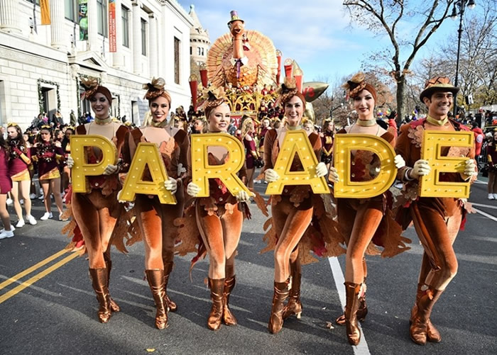 美国纽约市举行年度感恩节巡游 升起多个不同卡通人物造型巨型汽球