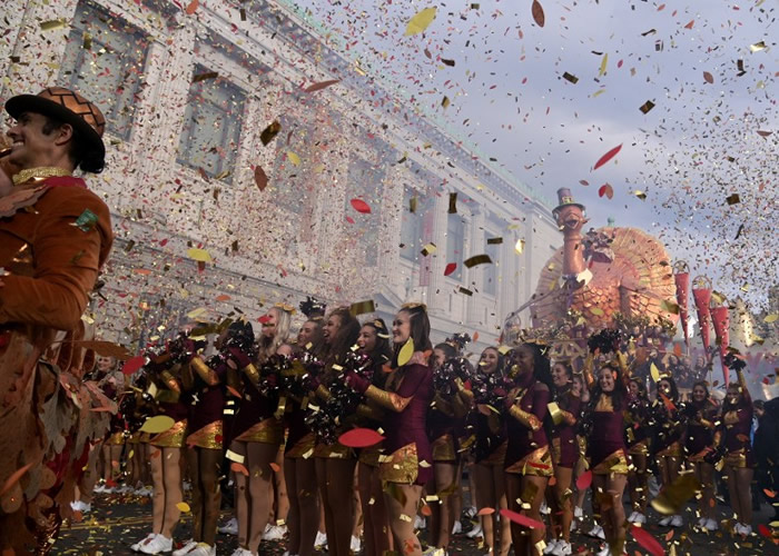 美国纽约市举行年度感恩节巡游 升起多个不同卡通人物造型巨型汽球