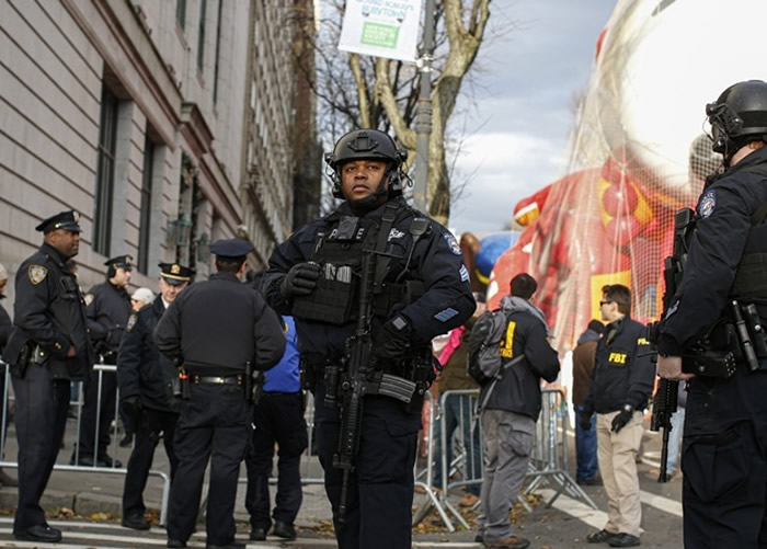 美国纽约市举行年度感恩节巡游 升起多个不同卡通人物造型巨型汽球