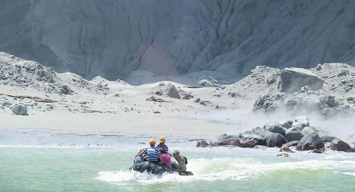 �������׵���White Island����ɽ�����Ѿ�����1������