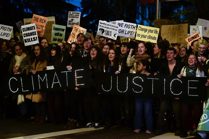 瑞典环保分子16岁少女通贝里抵达西班牙首都马德里出席关注气候危机的游行