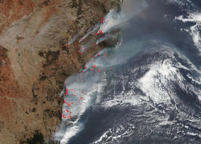 卫星图片显示,澳洲野火延烧不断;红点为火场。