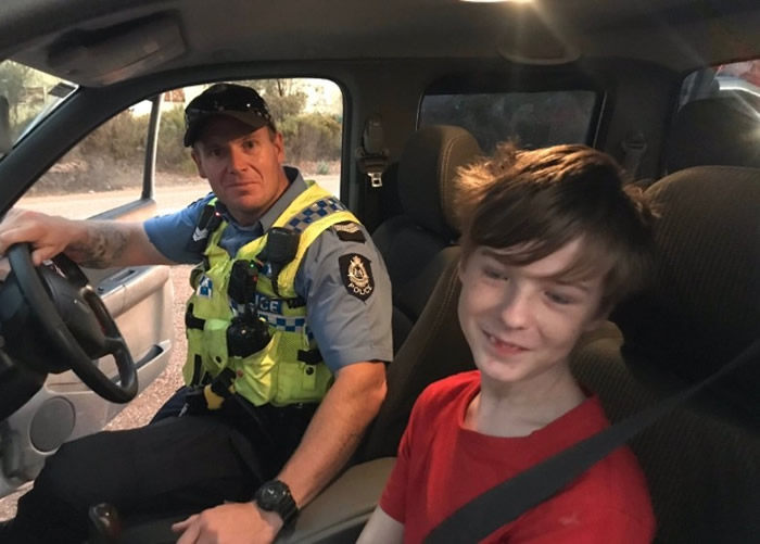 (右)独自驾驶拯救狗只。