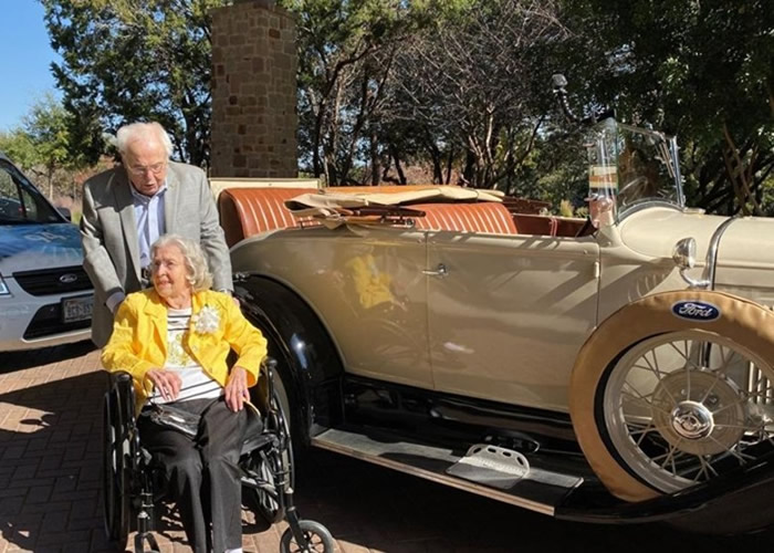 亨德森穿上西装,驾着古董开篷车迎接夏洛特。