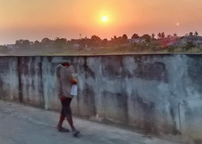 泰国传出灵异照片:日落中的无头行人