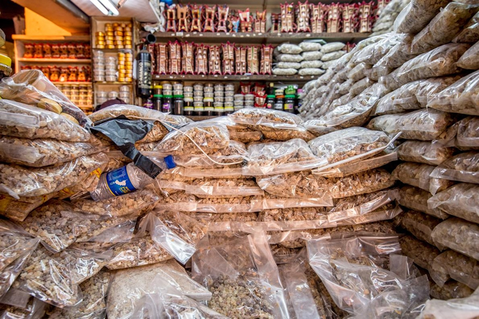 ���������Ѭ�㡢��Ȼҽѧ����ˮ�����кų��н�����Ч���������ͿĨ��Ƥ���ϵľ��͡� PHOTOGRAPH BY EDWIN REMSBERG, VWPICS/UN