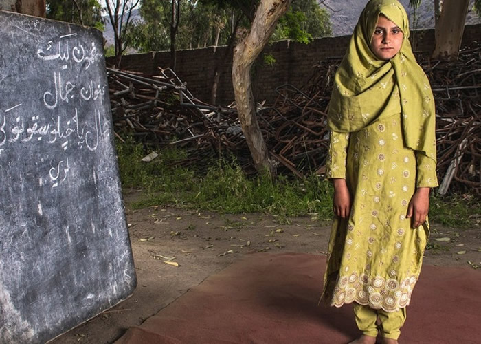 һ��������Ů��վ�ڱ�ը�ٵ�ѧУǰ��