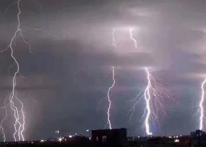 贵州贵阳一日内历经一年四季天气:闪电、冰雹、彩虹更有火烧云