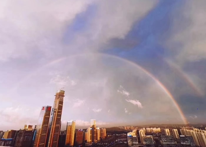 贵州贵阳一日内历经一年四季天气:闪电、冰雹、彩虹更有火烧云