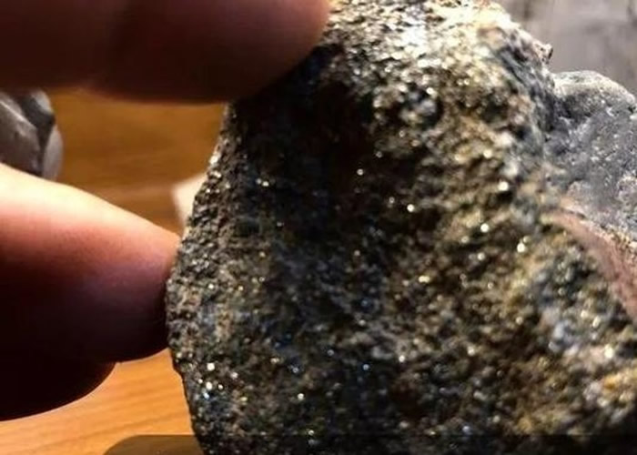 浙江省杭州市临安区大明山施工河段发现疑似“狗头金” 掀淘金热