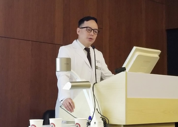 蒋子梁表示,治疗新方案毋须留院、麻醉和留下手术创口。(林嘉诺摄)