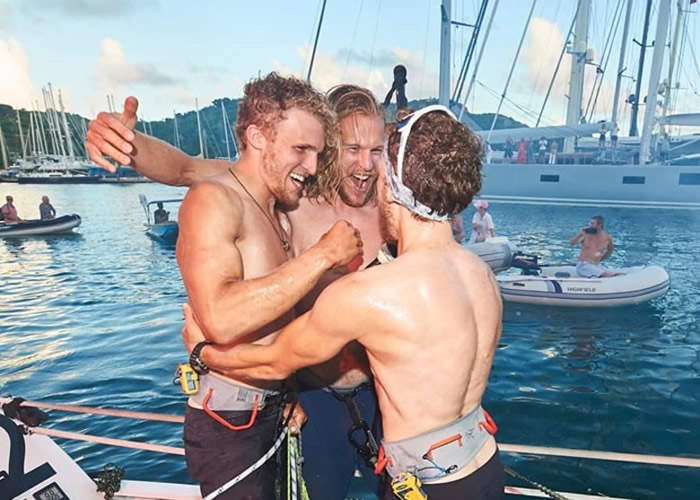 35天划艇横渡大西洋 英国苏格兰三兄弟破世界纪录