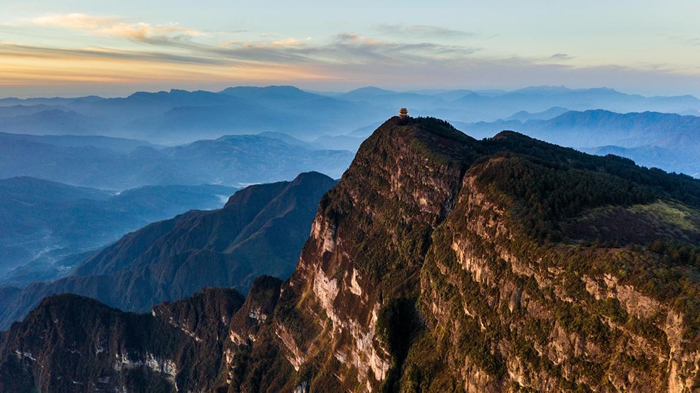 һ�������߾����й��Ĵ�ʡ�Ķ���ɽ�ϡ� ��Χ����С�����ɽ��ɫ�ҡ���Emeishan Traps�����ֺ��������ң�flood basalt������������ʯ�������˹�