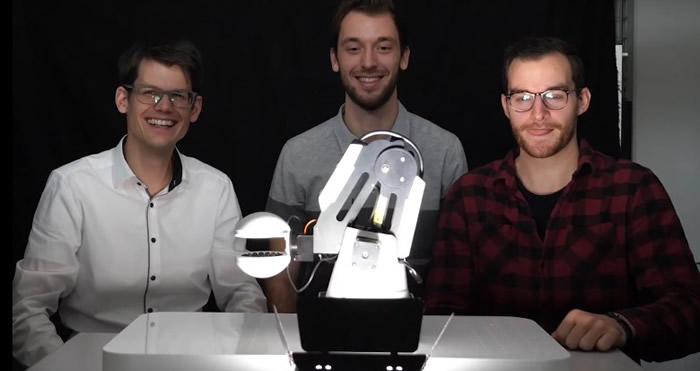 沙克(左)和团队利用“声悬浮”现象研发出机械臂夹具