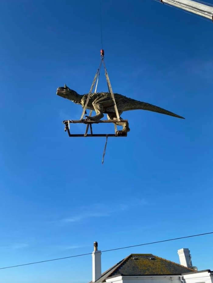 英国根西岛父亲买恐龙模型送儿子 谁料牛龙竟有6米长