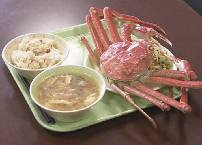 日本鸟取县初中免费供应昂贵清蒸松叶蟹套餐给100名中三毕业生当午饭