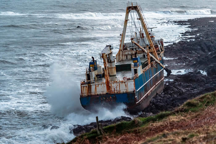 幽灵船“MV Alta”现身爱尔兰科克郡海岸 半年前在非洲附近出现